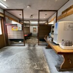 豚虎ラーメン - 奥はテーブル席