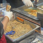 승기씨앗호떡 - ナッツを詰めているところ