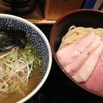 麺屋一燈 - チャーシューつけ麺。低温で時間をかけて火を入れたチャーシューだけでも絶品。