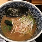 麺屋一燈 - スープはもちろん熱々、メンマや海苔、ほうれん草？も入っています。普通盛りで食べ終わる頃、スープほぼ無くなります