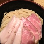 麺屋一燈 - 普通盛り。飲んでから来ると普通でもお腹ぱんぱん。大盛り以上注文すると、スープ継ぎ足しサービスあります。