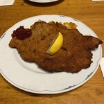 Zum Gemalten Haus - 豚のシュニッツェル。犢のもあるが、こちらの方が廉いからコレでイイのダ！