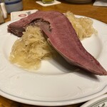 Zum Gemalten Haus - ギュー・タンの茹でたの。まるで質の良いコンビーフの如し。