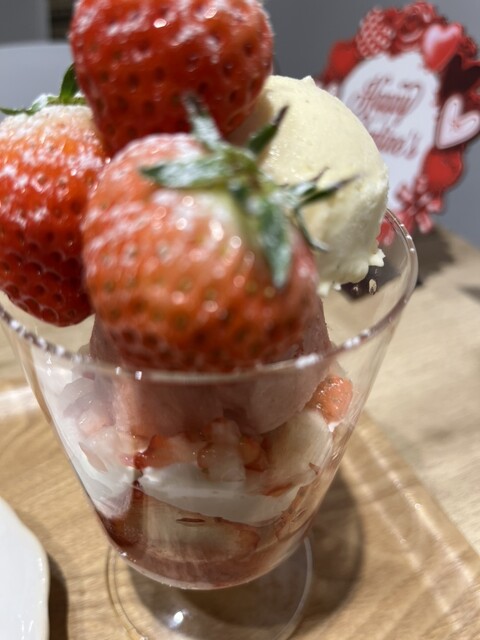 果物屋さんのいちごパフェ』by bigi : ichica (イチカ)- 天王寺/カフェ