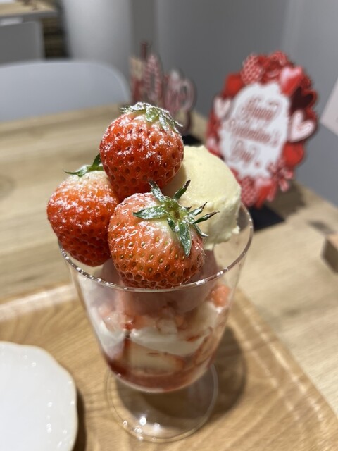 果物屋さんのいちごパフェ』by bigi : ichica (イチカ)- 天王寺/カフェ