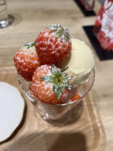 果物屋さんのいちごパフェ』by bigi : ichica (イチカ)- 天王寺/カフェ