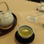 特別食堂 日本橋 - 急須でお茶を入れてくれます。
