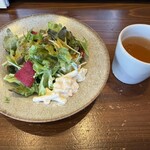 宇都宮野菜巻串焼き こっこのすけ - 前菜のサラダとスープ