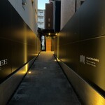 にしむら - ビルには看板が出ておらず、アプローチも狭いので目立ちません