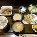 かみ山 - 激辛牛すじ煮込み定食　¥990- トロロが嬉しい