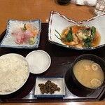 海鮮茶屋 一鮮 - 【2025.2.7(金)】日替りランチ（本日の刺身＋鯖の竜田揚げ野菜あんかけ＋ご飯（並盛）＋味噌汁＋漬物）990円