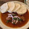 セドミクラースキー - ホヴェジーグラーシュとクネドリーキ（牛肉煮込みと蒸しパン）