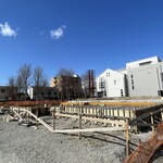 インデアンレストラン  ニューミラ - エルトリート跡地では次の店の基礎工事が着々と進められている