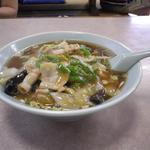 Yosaburou - 肉ソバ850円。スープは鶏がら醤油と思われますが、炒めものに使っているラードがスープに溶け込んでちょうどよいコクと甘さがでています。手打ちの中太縮れ麺も味と腰がしっかりあり、スープと絡んで最高です。　