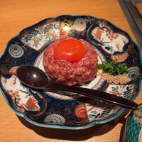 肉亭ふたご iki 新宿店 - 粋なユッケ混ぜる前