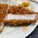 とんかつ雅 - カットされた断面の肉厚なロース