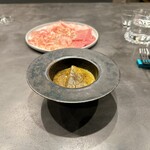 パルコ フィエラ - 黄かぶと天然アワビ（体液、肝、身）のすり流し、薪で炭化させたポワローのパウダー