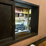 居酒屋 幸 - 厨房と繋がってる小窓