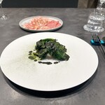 パルコ フィエラ - 北海道産アンコウのオーブン焼き、寒じめほうれん草のストゥファート、行者にんにく、ほうれん草パウダー、山わさびオイルなど
      
      