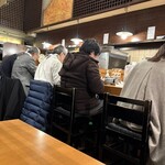 麺飯食堂 なかじま - 店内カウンターその奥が厨房