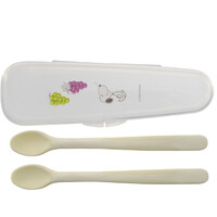 お食い初めのお子様に【柔らか離乳食スプーンセット】プレゼントしております。