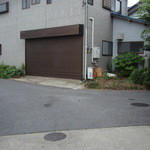 秋谷亭あらき - 外観②　海側のバス停の横を、郵便局の方へ上るとココ。誘導看板あり、左へ行く。