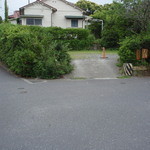 秋谷亭あらき - 外観③　右に誘導看板あり。右に行く。