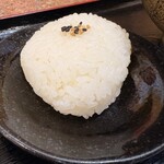 あんぶれら - おにぎりには漬物が付いています