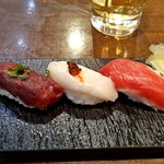 秋葉原 肉寿司 - 馬三種盛り：725円
