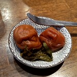 秋葉原 肉寿司 - シソウメに入ってた梅干し