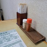 鶴乃庵 - テーブル上の調味料など