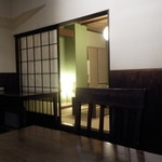 櫻井酒店 - 店内はテーブル席と座敷