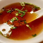 中華そば 東光 - このスープ、ちょっと胡椒っぽいスパイシーさがあるのですが、醤油感もありあり。ラーメン用スープがベースなのかも。