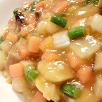 中華そば 東光 - セロリや椎茸、ニンニクの芽、人参などの野菜のほか、海老や小柱、鶏肉等々....それはそれは賑やかな食材が入るあんかけを