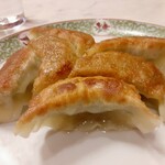 中華そば 東光 - 大きさ。そうですねえ、餃子の王将さんよりちょいと大きいくらいかなあ。皮に意外とパリパリ感があって、焼きというよりも軽く揚げたような感じ。餡はやや粗挽き感あるもので、もう一皿いってもよかったかな。