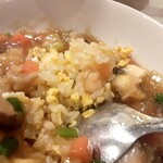 中華そば 東光 - 一般的な炒飯のうえにどっさりとかかっている炒飯です。とろみもあるので、最後のひとすくいまで熱々の炒飯がいただけました。