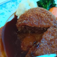 レストラン香味屋 - メンチ切ったところ