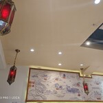 牛家兄弟 蘭州牛肉麺 新宿西口店 - ランプと奥の麺地図がいい雰囲気