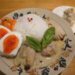 CHALO - グリーンカレー1,000円＋ゆでたまごトッピング100円、ポテトサラダつき♪この日の週替わりメニューです。辛さ控えめでココナッツミルク多め。レンコンやパプリカと野菜も良い食感。
