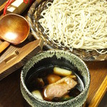 Sobakiri Kuromugi - 十割り蕎麦の鴨せいろ
      100%蕎麦粉だけでつくる蕎麦麺「十割蕎麦」蕎麦の本来の香りと歯触りが楽しめます