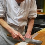 日本料理 日の出 - 熟練の手さばき　　はもの骨切り