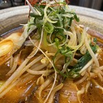 五味八珍 - 大きくカットされたネギのほかに、もやし、ニラ、にんじん、刻み木耳の炒め野菜＋刻みネギと糸唐辛子のトッピング