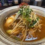 五味八珍 - 左側のネギは生というインパクト。生ネギ特有の辛みが、旨辛味噌らーめんのトッピングとして非常に相性が良かった。スープはしっかりコクがあって、奥行きのある満足出来る味。