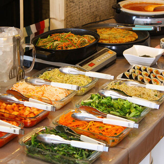 選べるメイン＋韓国小皿料理50種類オーダーバイキングランチ◎