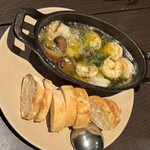 レッチェ - エビのアヒージョとパン