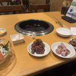 名古屋ビール園　浩養園 - デフォルトは網焼きなので、ジンギスカン鍋への変更と牛脂は注文してね（変更無料）
      左からサラダ、チーズ、牛脂、羊、ラムタン、牛肉