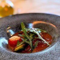 リストランテ カーザ・アルべラータ - スプーンだけで食べれるほどに柔らかく煮込まれてるけど缶詰のようなパサつきもなくて、素晴らしい煮込み料理。 ただし、、ソースの旨味が少し単調で奥深さが不足しています。 惜しいなぁ。 前皿のニョッキが濃厚で旨味の塊だったこともあり、余計そう感じちゃう。 ガルニチュールもちょっと弱いかな。
