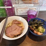 麺や 青雲志 - まぜそばブラック　チャーシュートッピング