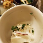 連根屋 - 岩塩とオリーブオイルをかけて食べるおぼろ豆腐(めちゃ美味しい)