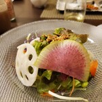 連根屋 - (副菜)蓮根と豆腐のサラダ温泉卵添え(私は温泉卵抜き)